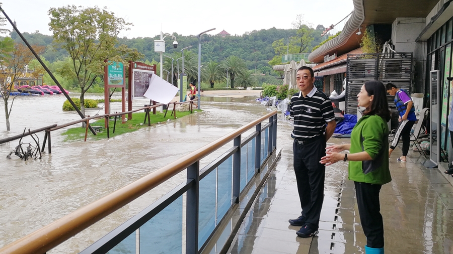 07-8月17日，程一书记在三江码头检查雨后受灾情况_副本