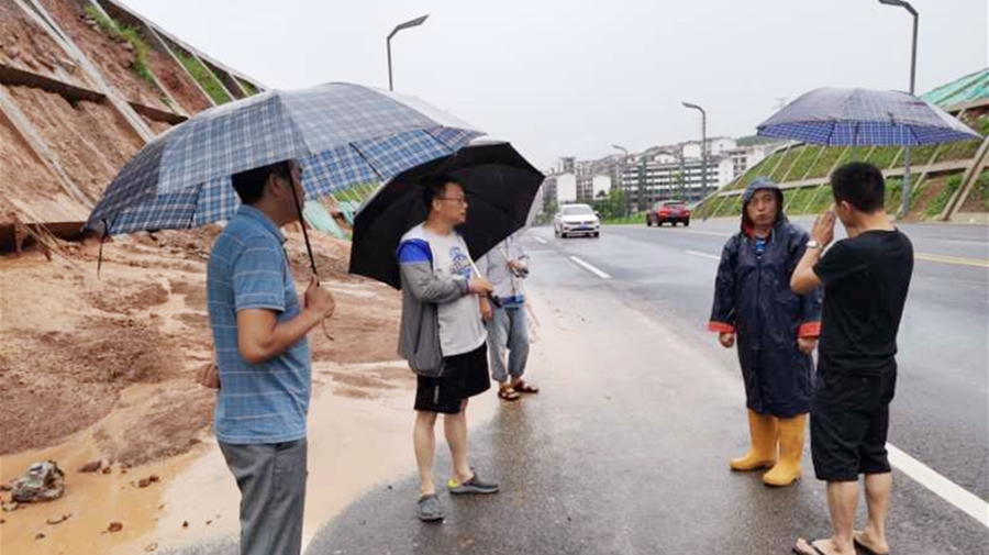 25-项目分公司巡查北东一标，框格护坡滑泥，已安排人员处理_副本