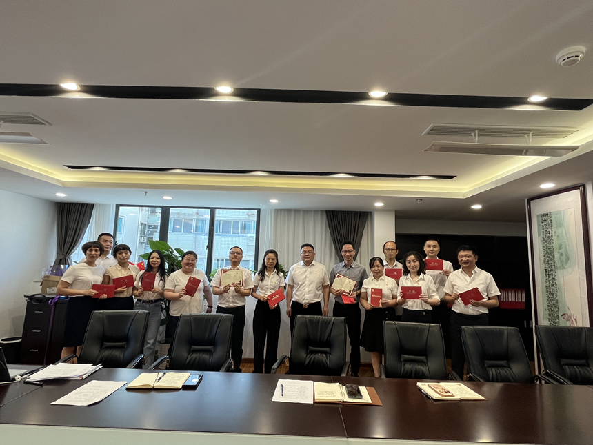 为13名党员过政治生日 为13名党员过政治生日